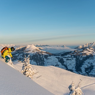 Advanced and leisure skiers