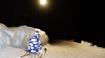 Pista di slittino Astberg durante la notte