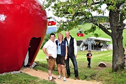 Inauguración de la cereza gigante